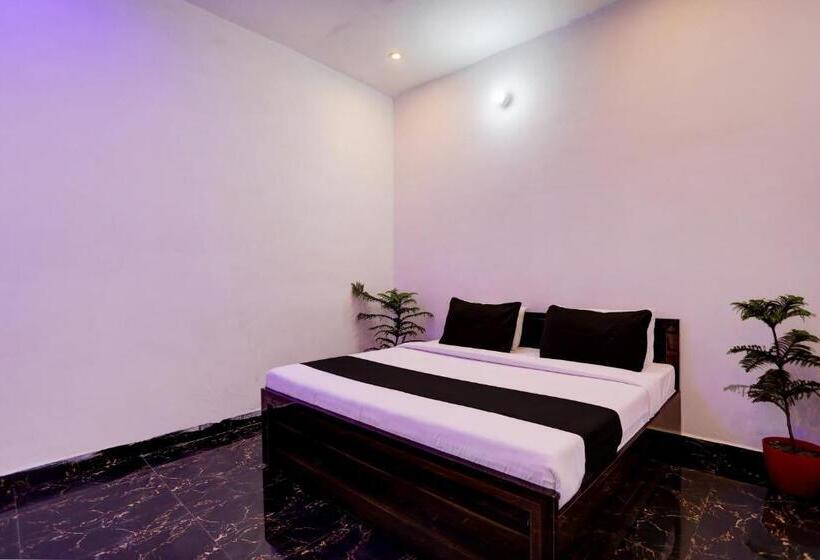 Отель Spot On Smacs Home Stay