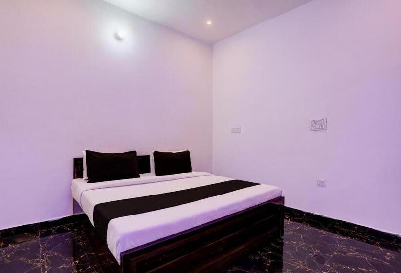 Отель Spot On Smacs Home Stay