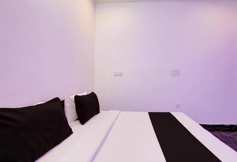 Отель Spot On Smacs Home Stay