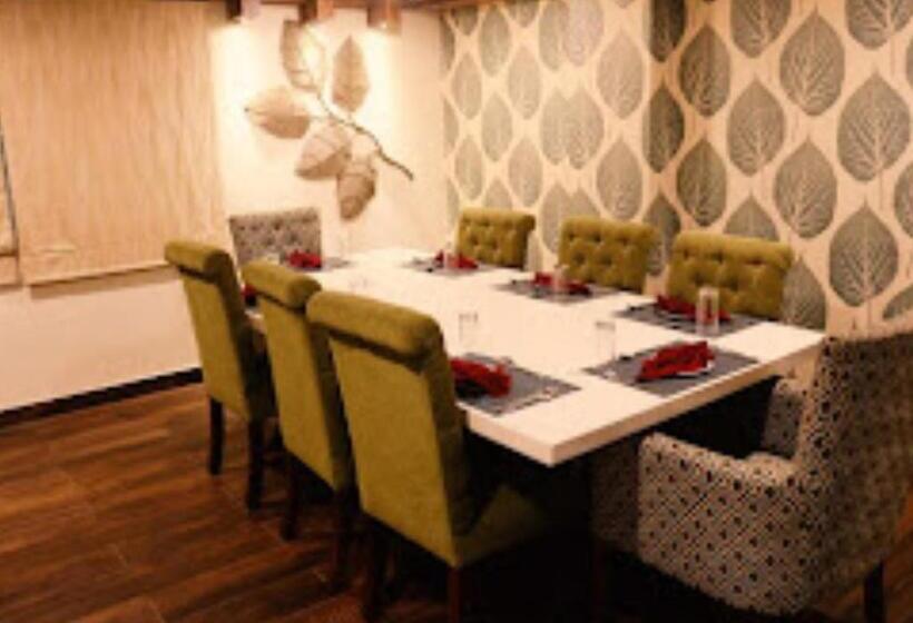 ホテル The Kalyaniz Guwahati