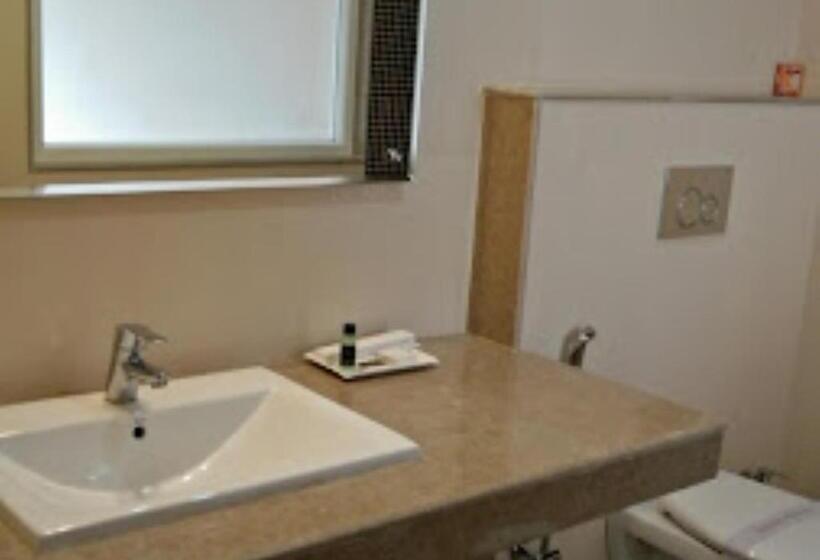 ホテル The Kalyaniz Guwahati