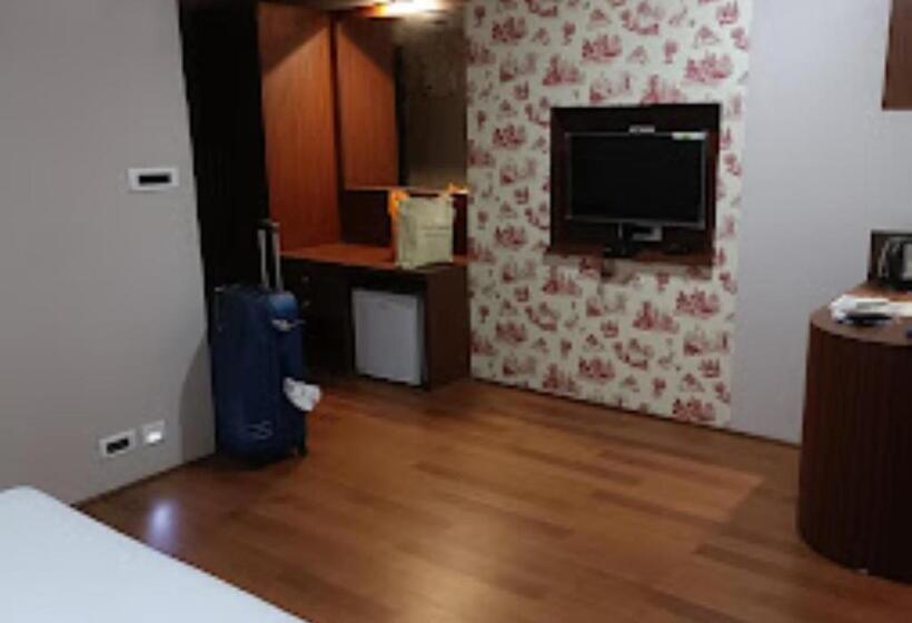 ホテル The Kalyaniz Guwahati