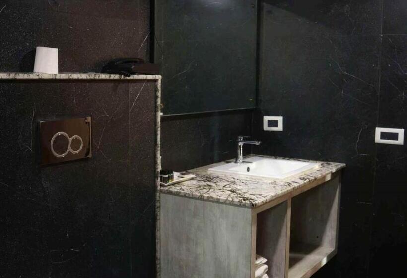 ホテル The Kalyaniz Guwahati