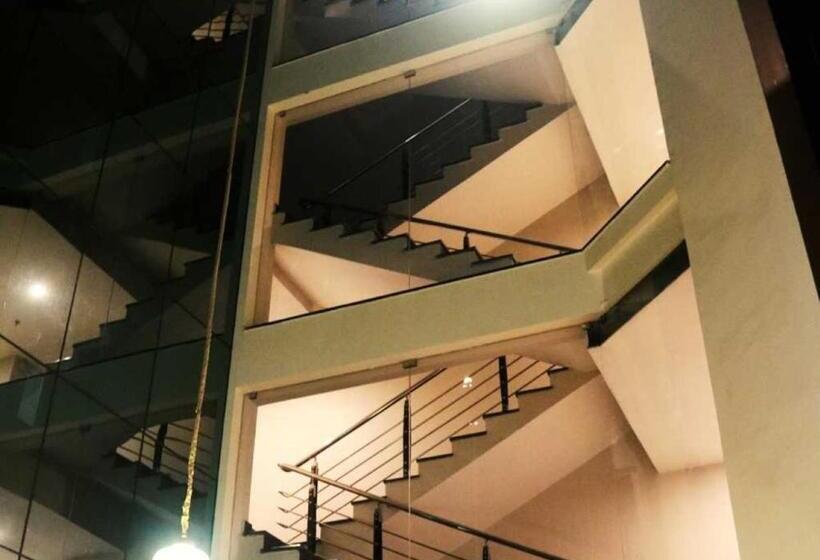 ホテル The Kalyaniz Guwahati