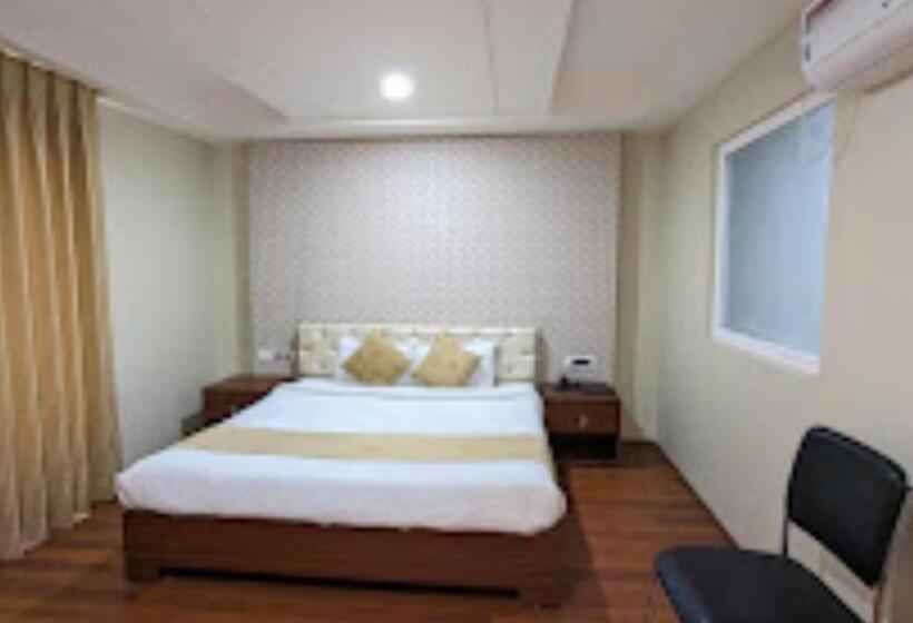 ホテル The Kalyaniz Guwahati