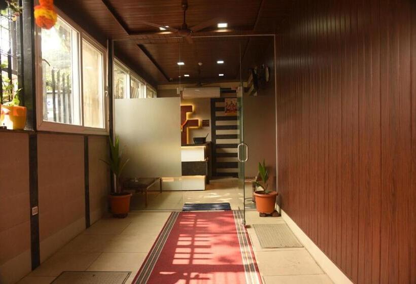 هتل Triton   Near Us Embassy