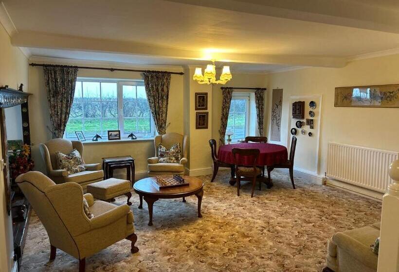 ペンション Lucy Cross Guest House