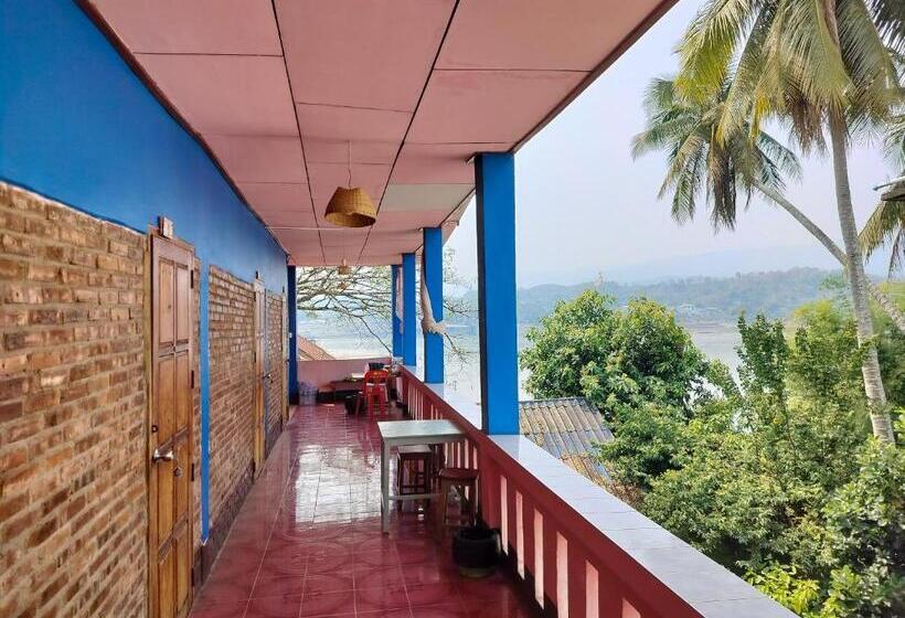 بنسيون Somewhere Over The River