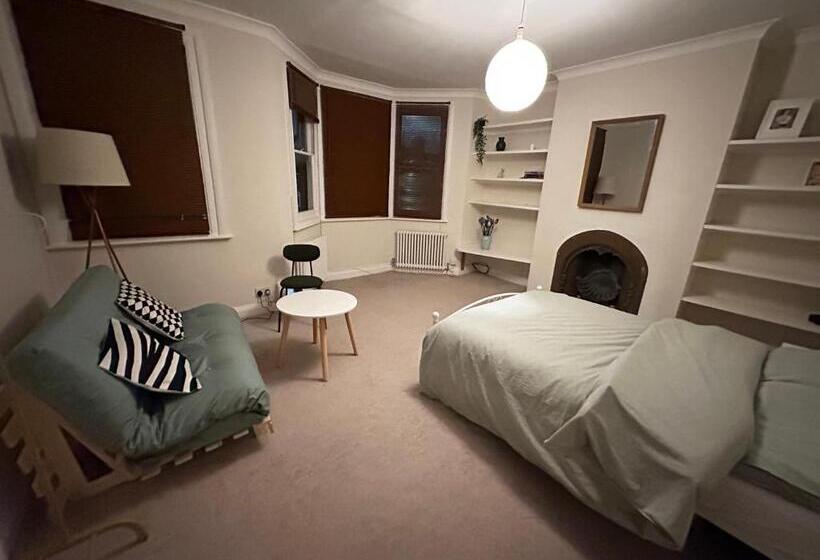 Пансион Spacious Room Near Underground