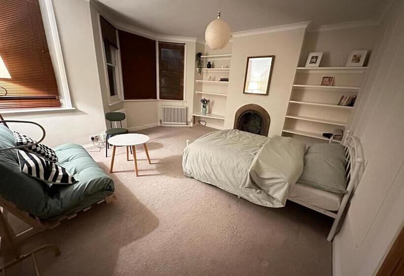 Пансион Spacious Room Near Underground