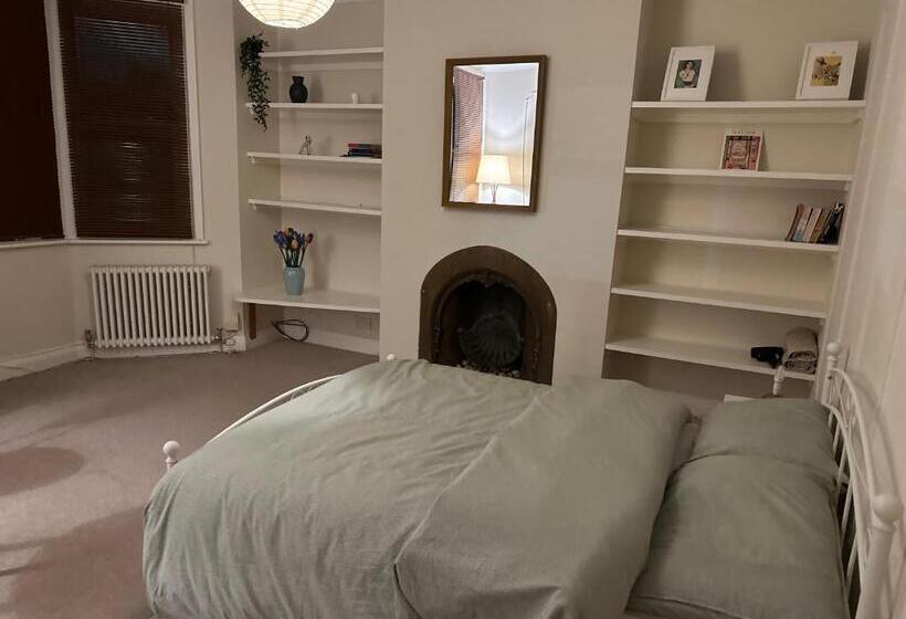 פנסיון Spacious Room Near Underground