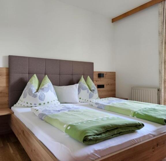 酒店 Ferienwohnungen Haus Schett