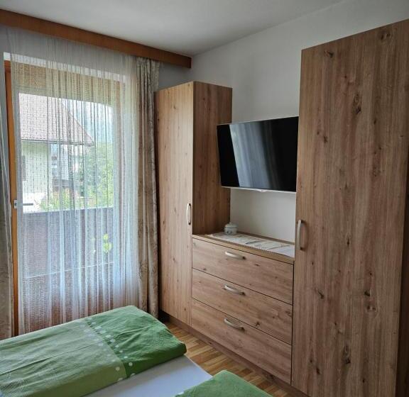 酒店 Ferienwohnungen Haus Schett