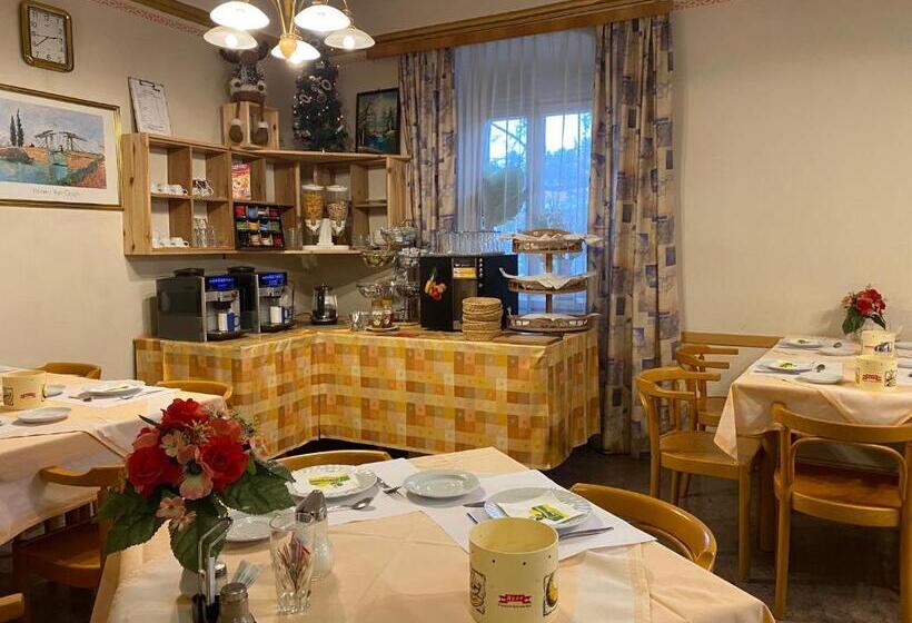 Отель Pension Alt Strassgang