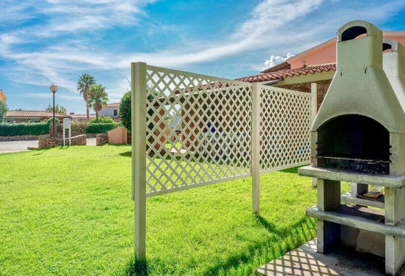 Apartments With Air Conditioning And Private Outdoor Area In The Center Of San Teodoro