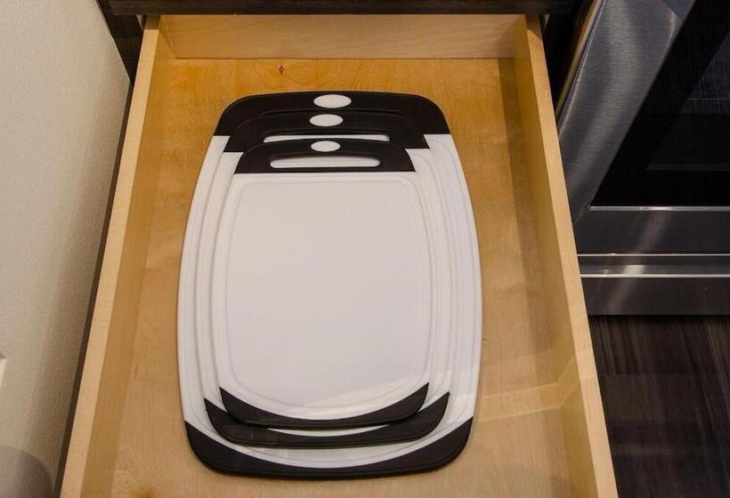 Balcony,gym,rooftop Grill,terrace, Kingbed, 4k Tv