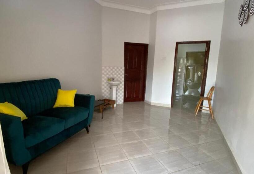 تختخواب و صبحانه Heri Courts