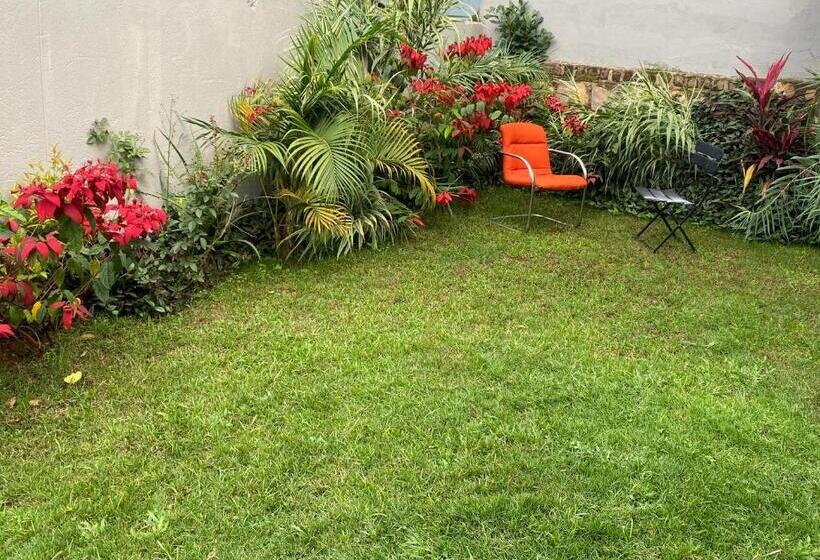 تختخواب و صبحانه Heri Courts