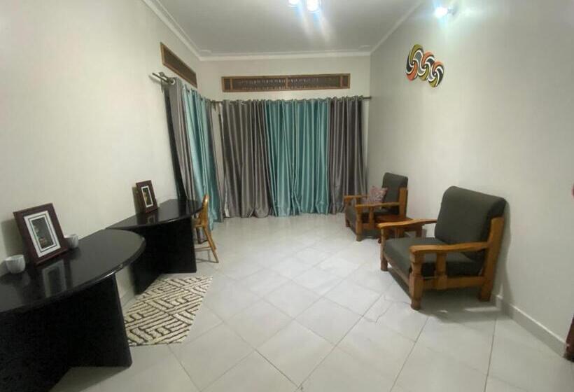 تختخواب و صبحانه Heri Courts