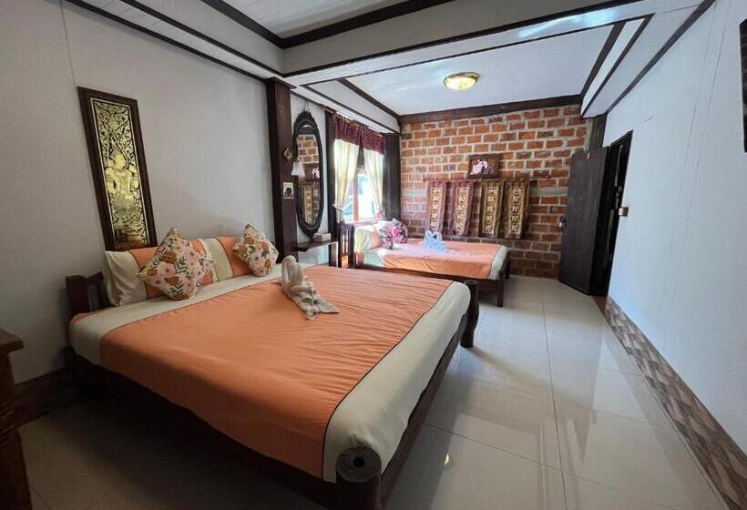 Hotel โรงแรมจันทร์แดง