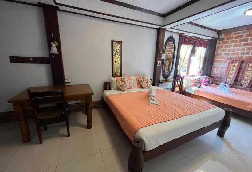 Hotel โรงแรมจันทร์แดง