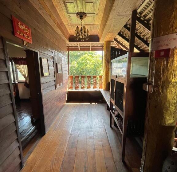 Hotel โรงแรมจันทร์แดง