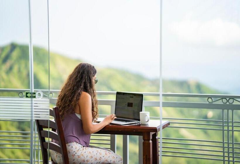 Отель Alt Life Luxe Uppper Bhagsu Mcleodganj