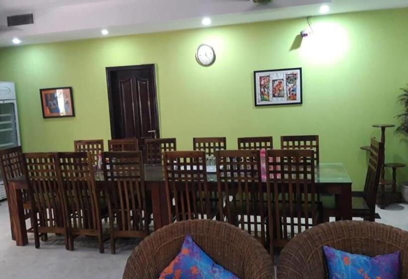 בית מלון כפרי Divine Admire Opp Gurudwara Sahib In Taimoor Nagar Friends Colony