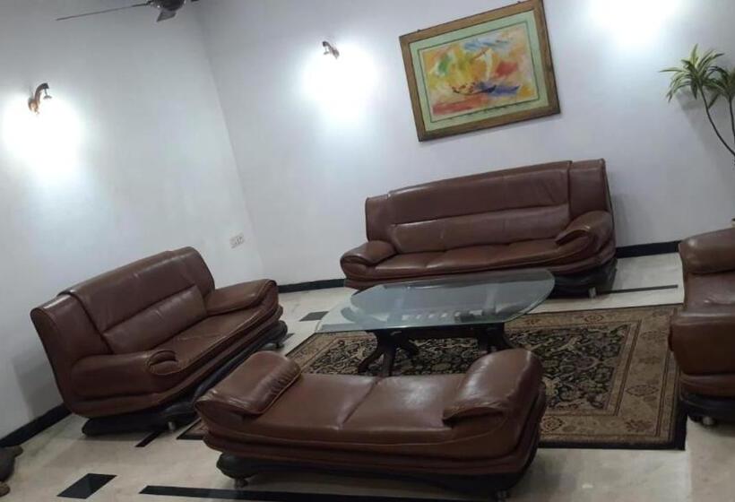 בית מלון כפרי Divine Admire Opp Gurudwara Sahib In Taimoor Nagar Friends Colony