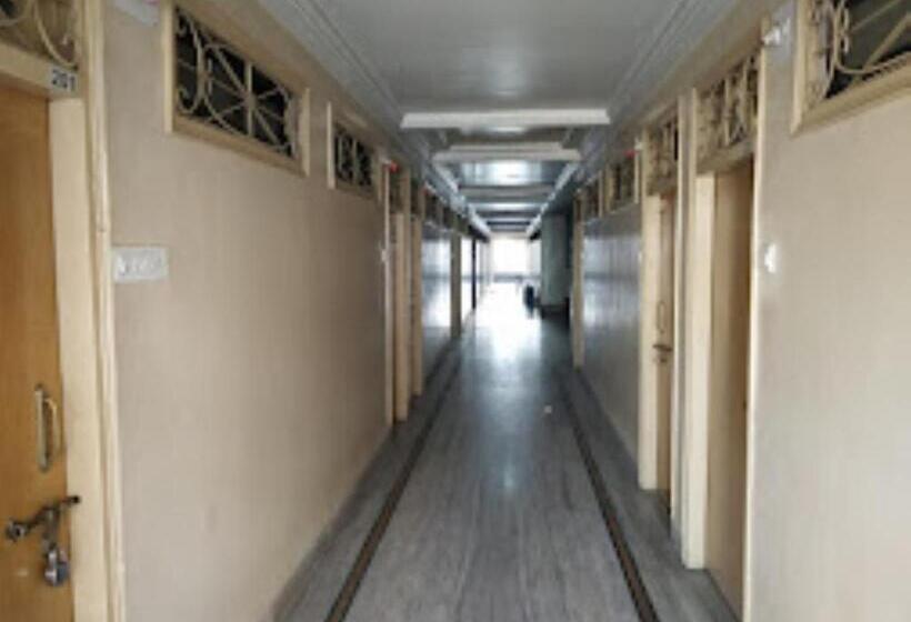 호텔 Dwarkamai, Dhule