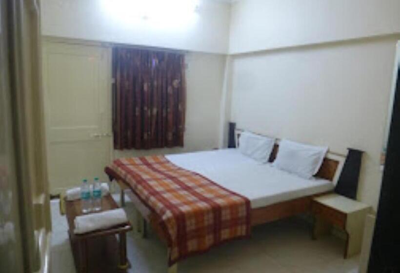 בית מלון כפרי Golden Palace Jalgaon