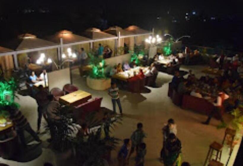 בית מלון כפרי New Regal Palace Jalgaon