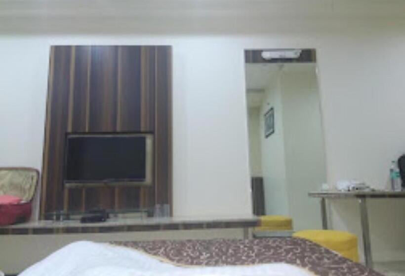 בית מלון כפרי New Regal Palace Jalgaon