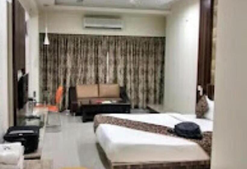 בית מלון כפרי New Regal Palace Jalgaon