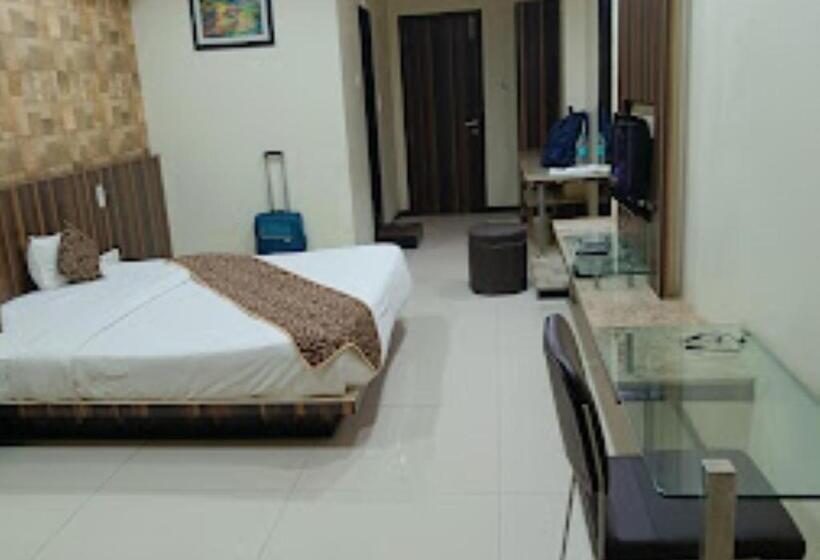 בית מלון כפרי New Regal Palace Jalgaon