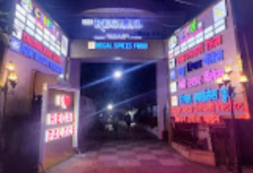 בית מלון כפרי New Regal Palace Jalgaon