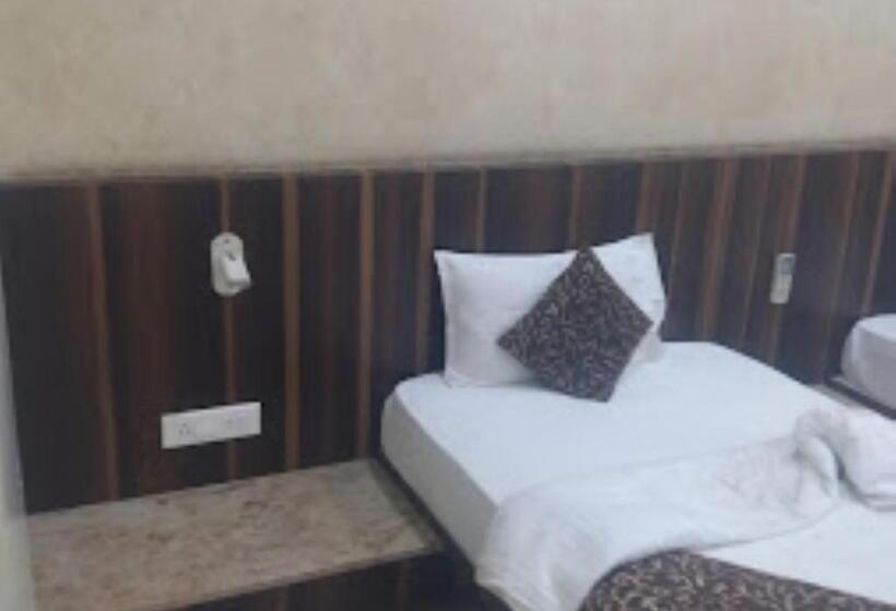 בית מלון כפרי New Regal Palace Jalgaon