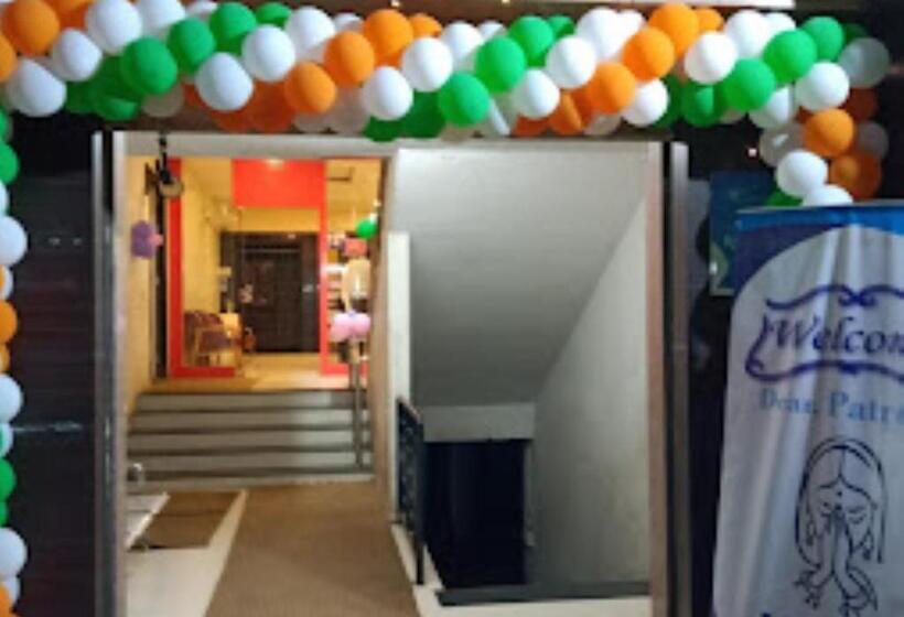 בית מלון כפרי New Regal Palace Jalgaon