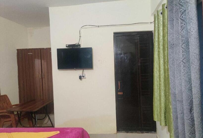 Отель Oyo Navarang Boarding And Lodging