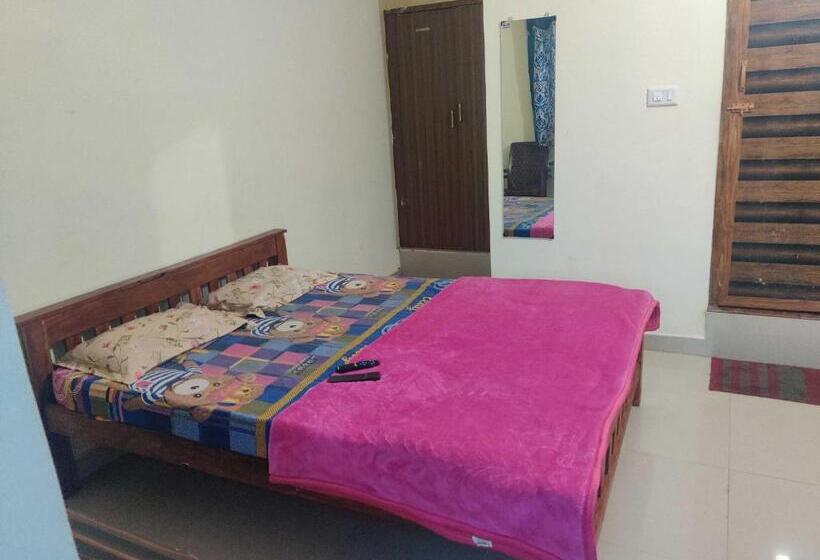 בית מלון כפרי Oyo Navarang Boarding And Lodging