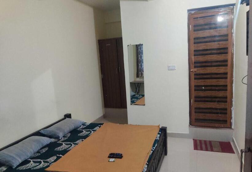 Отель Oyo Navarang Boarding And Lodging