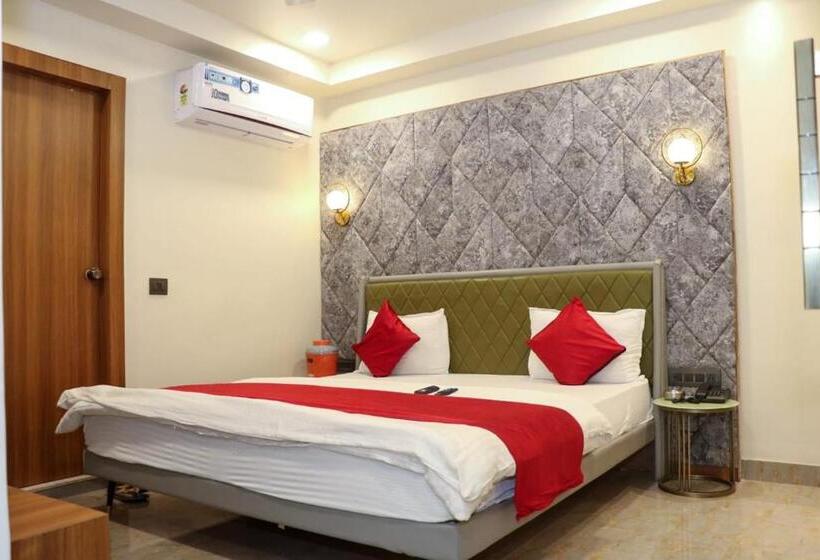 ホテル Satpura Inn