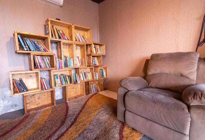 בית מלון כפרי Shalom Corbett’s Hillside Hideaway