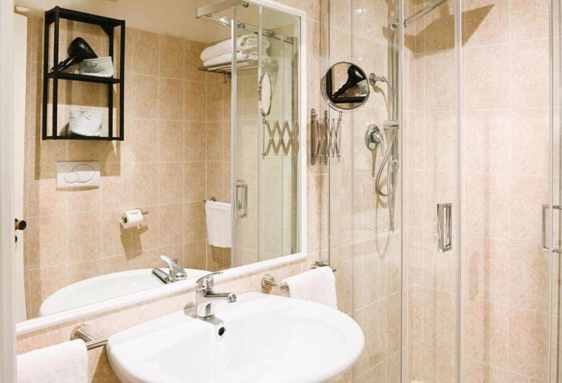 בית מלון כפרי Surrounded By Tuscan Nature In Barga, Breakfast Included