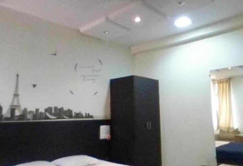 בית מלון כפרי Tourist Resort Jalgaon