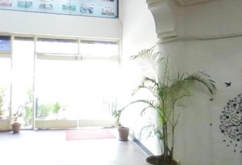 בית מלון כפרי Tourist Resort Jalgaon