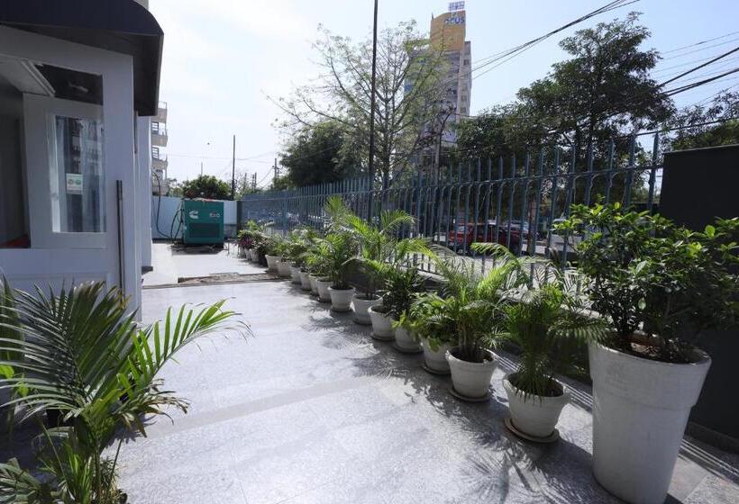 Hotel Wedlock Near Artemis Hospital