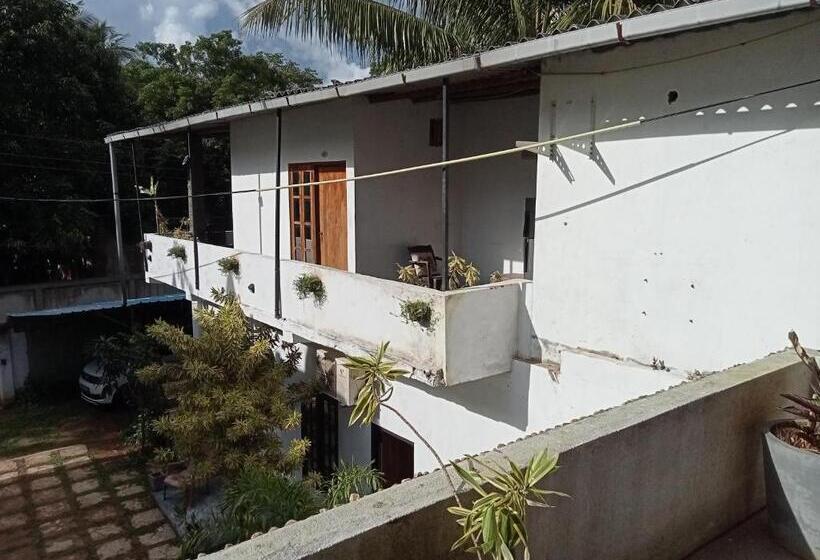 בית מלון כפרי White House Udawalawe