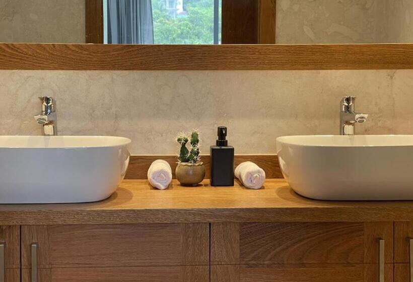 Los Peacocks   Premier Accommodations