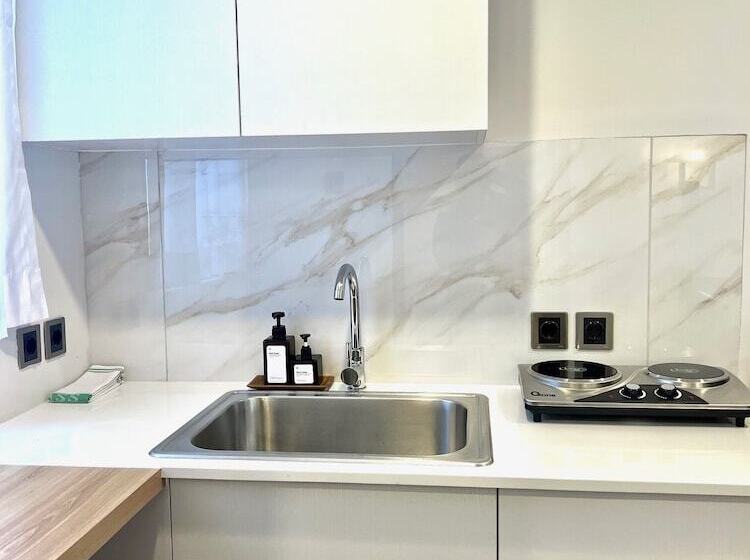 פנסיון Charlie Guest House